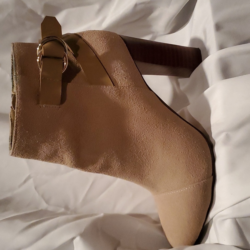 White House Black Market ankle boots. Camel suede. Size 7